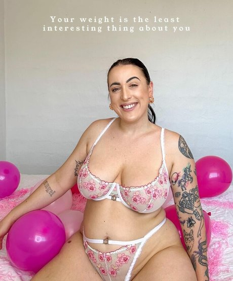 Isabella Davis beautiful model img