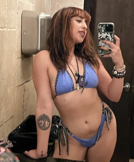 brune aux gros seins onlyfans art exclusif des photos