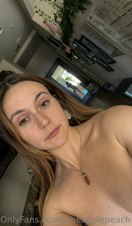 pineapplepeach naked model picture