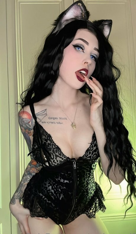 Emberwolf modelo desnuda imagen