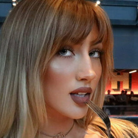 bigmouthbella porn model picture