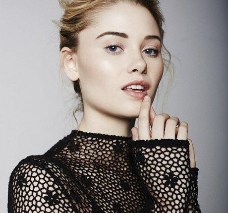 Virginia Gardner Miniatura