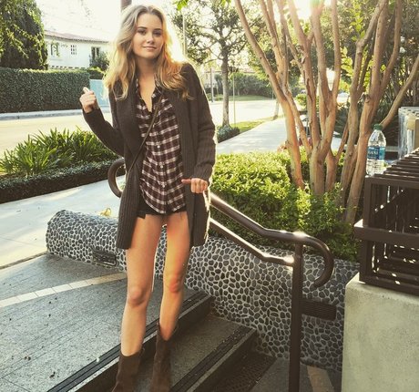 Virginia Gardner modelo superior imagen