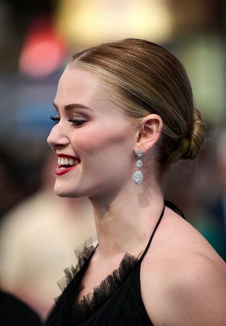 Virginia Gardner actriz libre foto