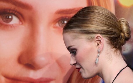 Virginia Gardner star du porno sympa des photos