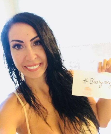 Busty Magazine modelo desnuda galería