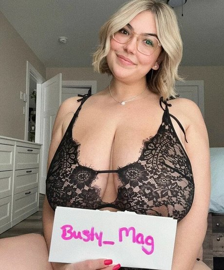 Busty Magazine modelo desnudo foto