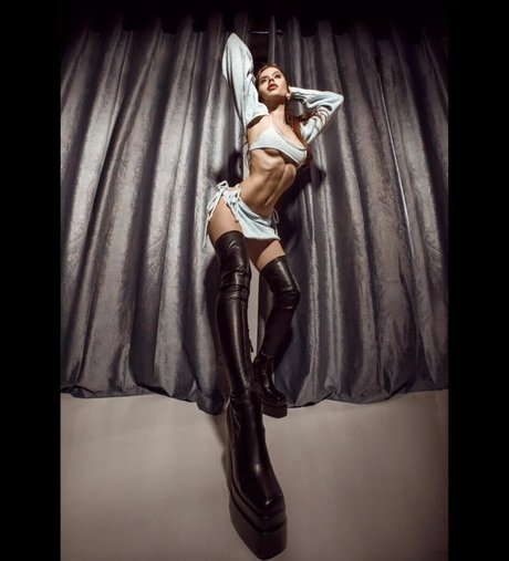 adelinesofficial estrella porno exclusiva imagen