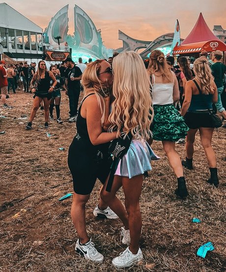 Sarah Neuhaus actriz desnuda recopilación