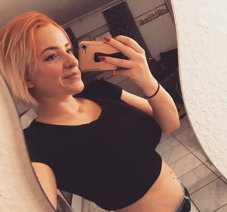 Sarah Neuhaus buena actriz foto