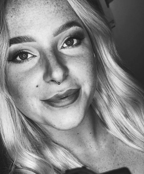 Sarah Neuhaus modèle xxx galerie