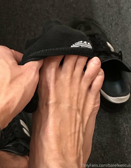 barefeeticus hermosa modelo foto