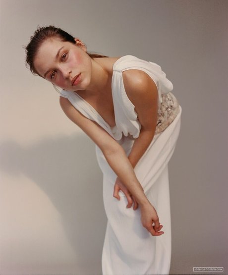 Sophie Cookson model nudes images