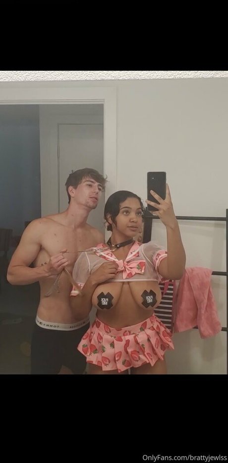 brattyjewlss mannequin photo