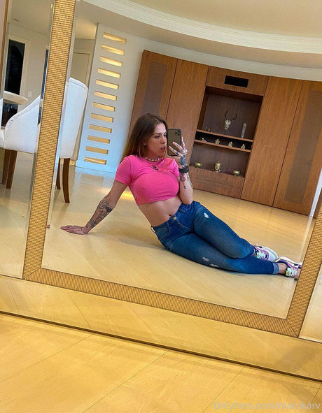 marukarv modèle nu images