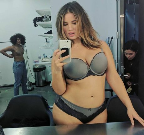 Tara Lynn modèle érotique galeries