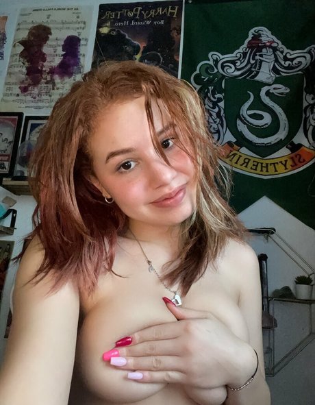 roseth0rnsfree model photo