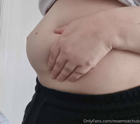 moemoechub actriz atractiva imágenes