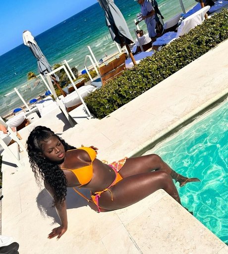 doseofneez sexy model pictures