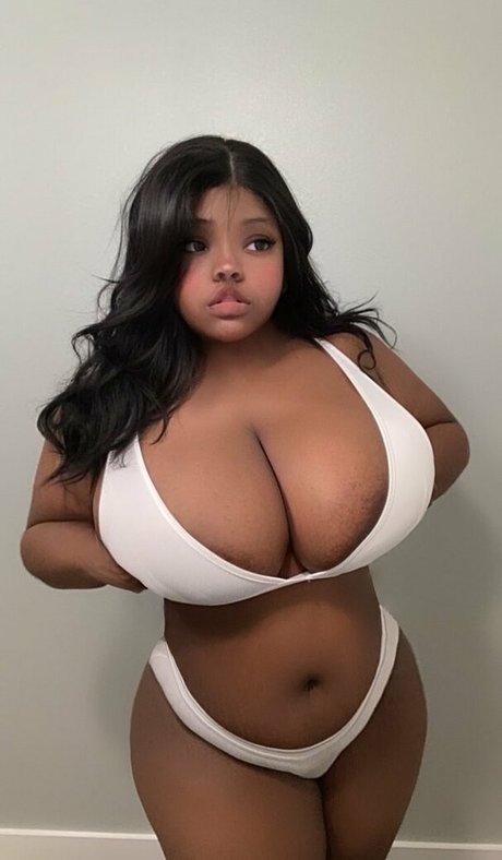roarwie pornstar naked photo