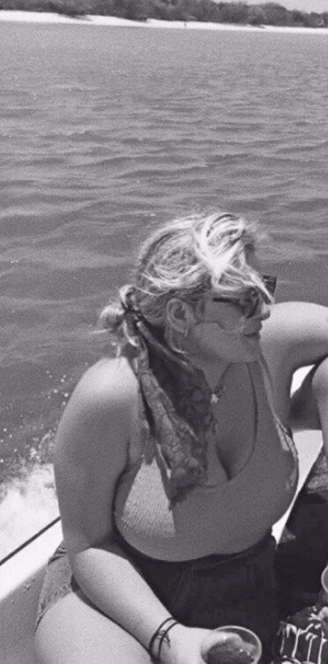 Bridget N modelo superior imágenes