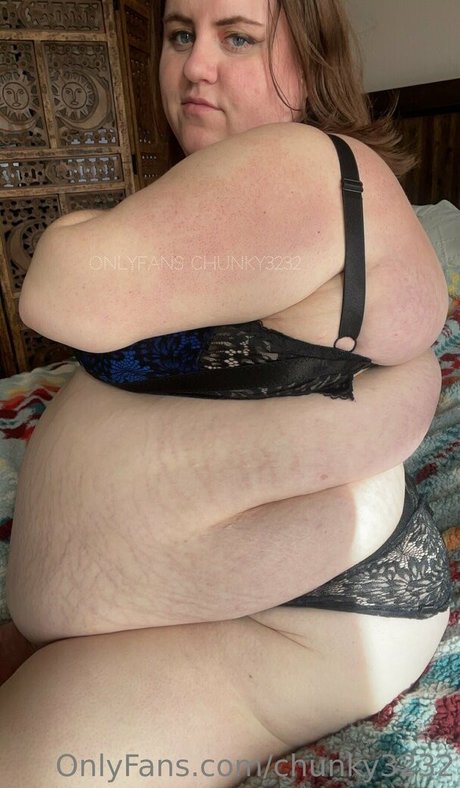 chunky3232 beautiful model photo