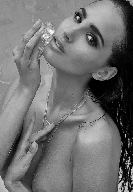 Magdalena Perlinska modèle nu image