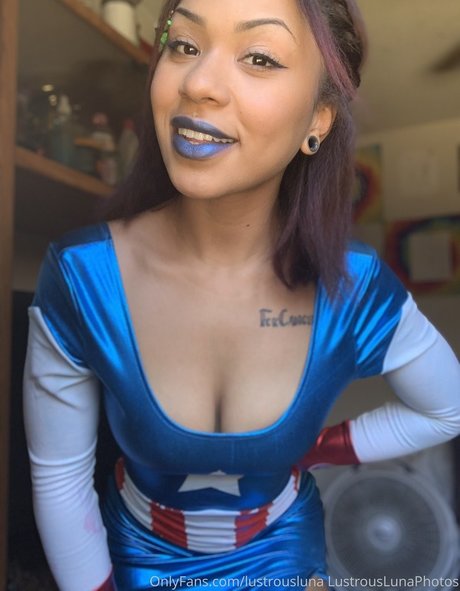 The Lovely Luna modelo hermosa fotos