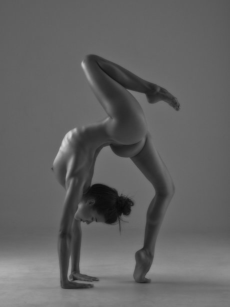 Yoana Nikolova actriz caliente fotos