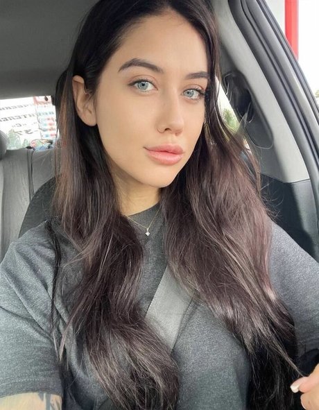 Tanya Bahtina modèle sexy photo