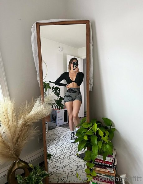 Sagey fit art model archive