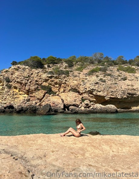 Mikaela Testa modelo galerías