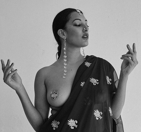 Kali Sudhra star du porno de haute qualité photo