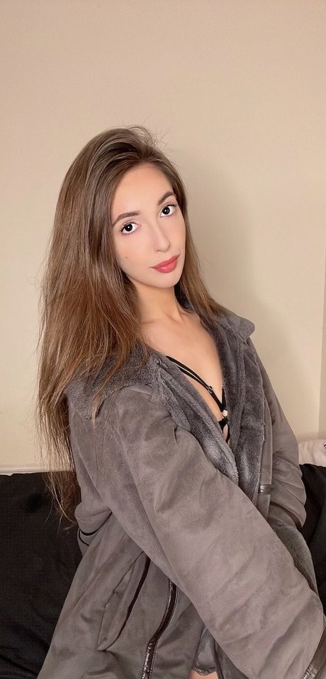 Coral Larsen pretty model pic