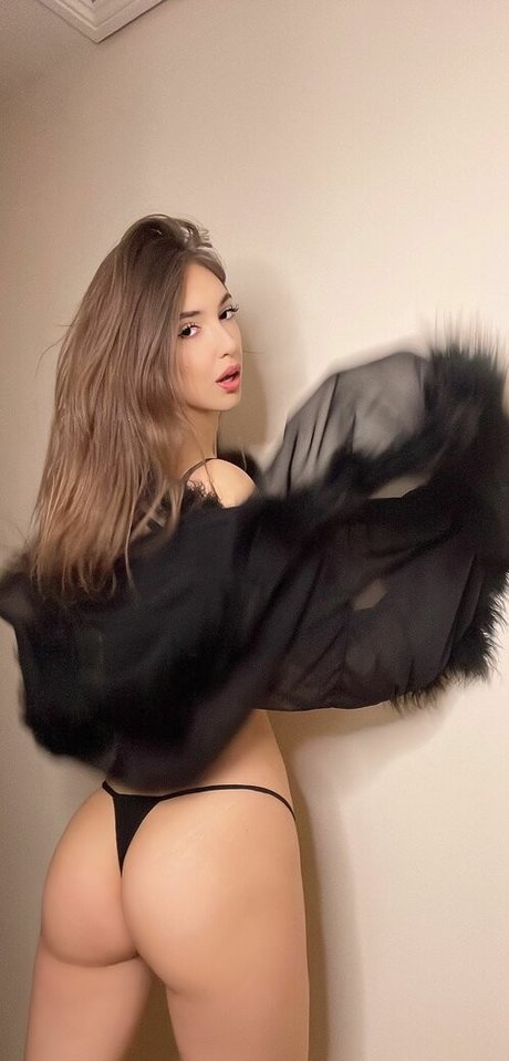 Coral Larsen modèle nu images