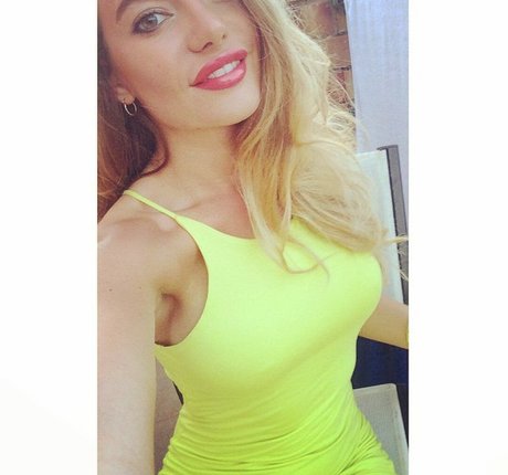 Megan Barton Hanson haut modèle des photos