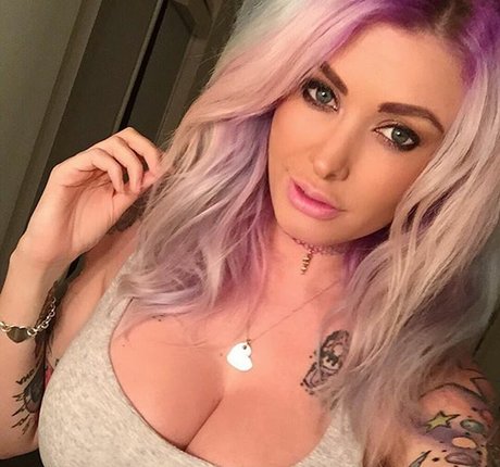 Laura Lux modèle sympa image