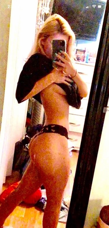 OnlyFans nain ébène assez nue photo