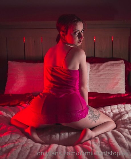 Demii Starr haut étoile photos