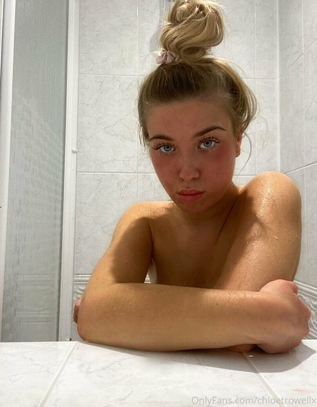 ch x oe1 naked actress picture