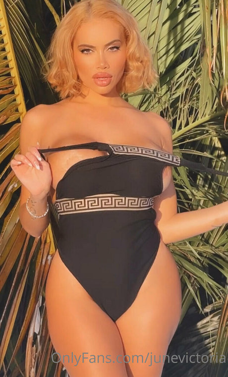 Victoria June modèle magnifique galerie