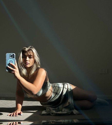 Mini Moo art model pics
