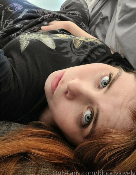 bloodylovely hermosa actriz archivo