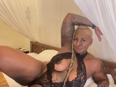 OnlyFans dune MILF blonde et pulpeuse xxx exclusif archive