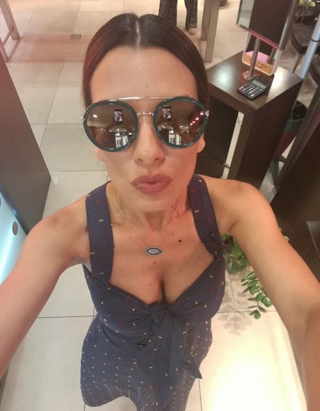 Nikoletta Ralli étoile érotique collection