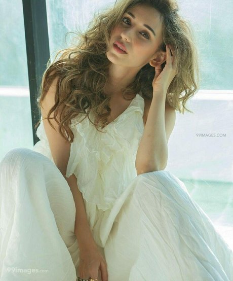 Heli Daruwala star hd archive