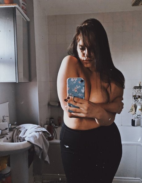 Trisone modèle érotique galerie