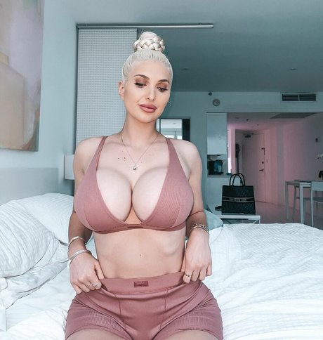 Laura Blake Hahnel naked model pictures