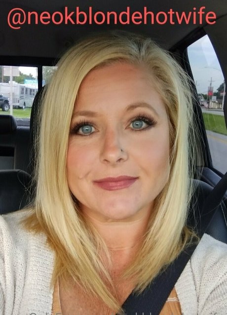 neokblondehotwife modèle exclusif photo