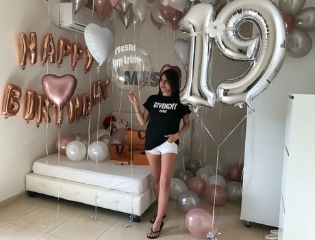 Meshi Malka star adult pictures
